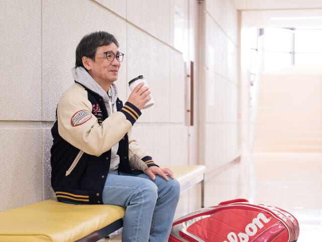 定年後の時間に、もう一つの挑戦。仲間と楽しむテニス教室。