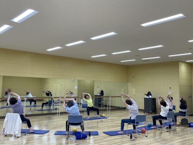 ひざ・あし・こし・かた、イス体操